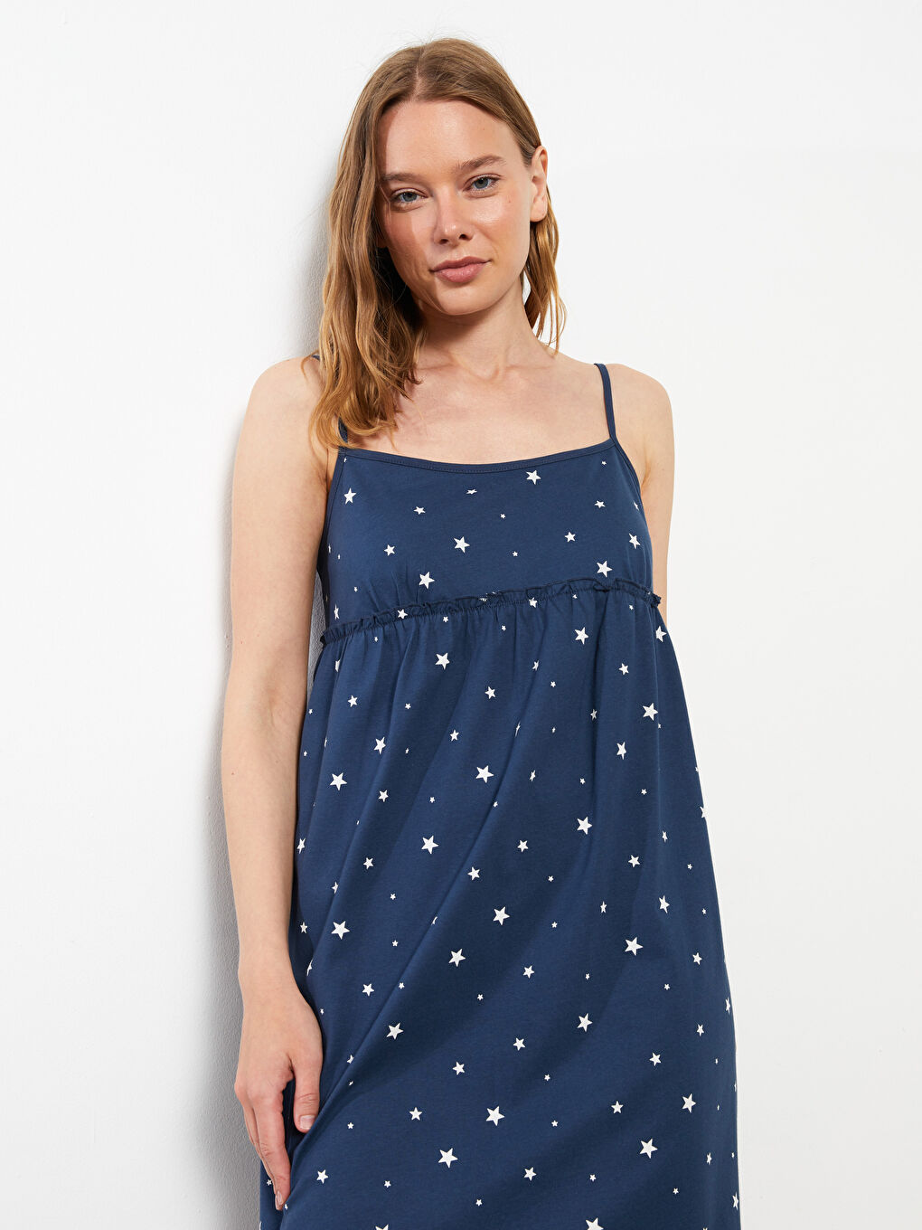 قميص نوم مطبوع بياقة على شكل حرف U بِحَمّالات للسيدات-2