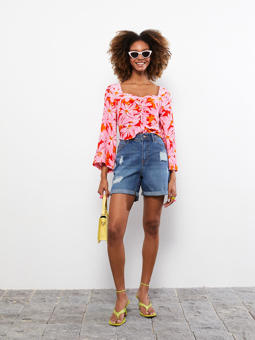 شورت جينز روديو بوسط عالي بقصة عادية وجيوب مستقيمة للسيدات