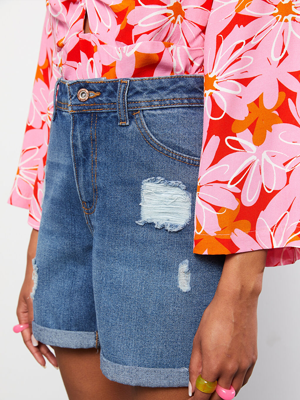 شورت جينز روديو بوسط عالي بقصة عادية وجيوب مستقيمة للسيدات-3