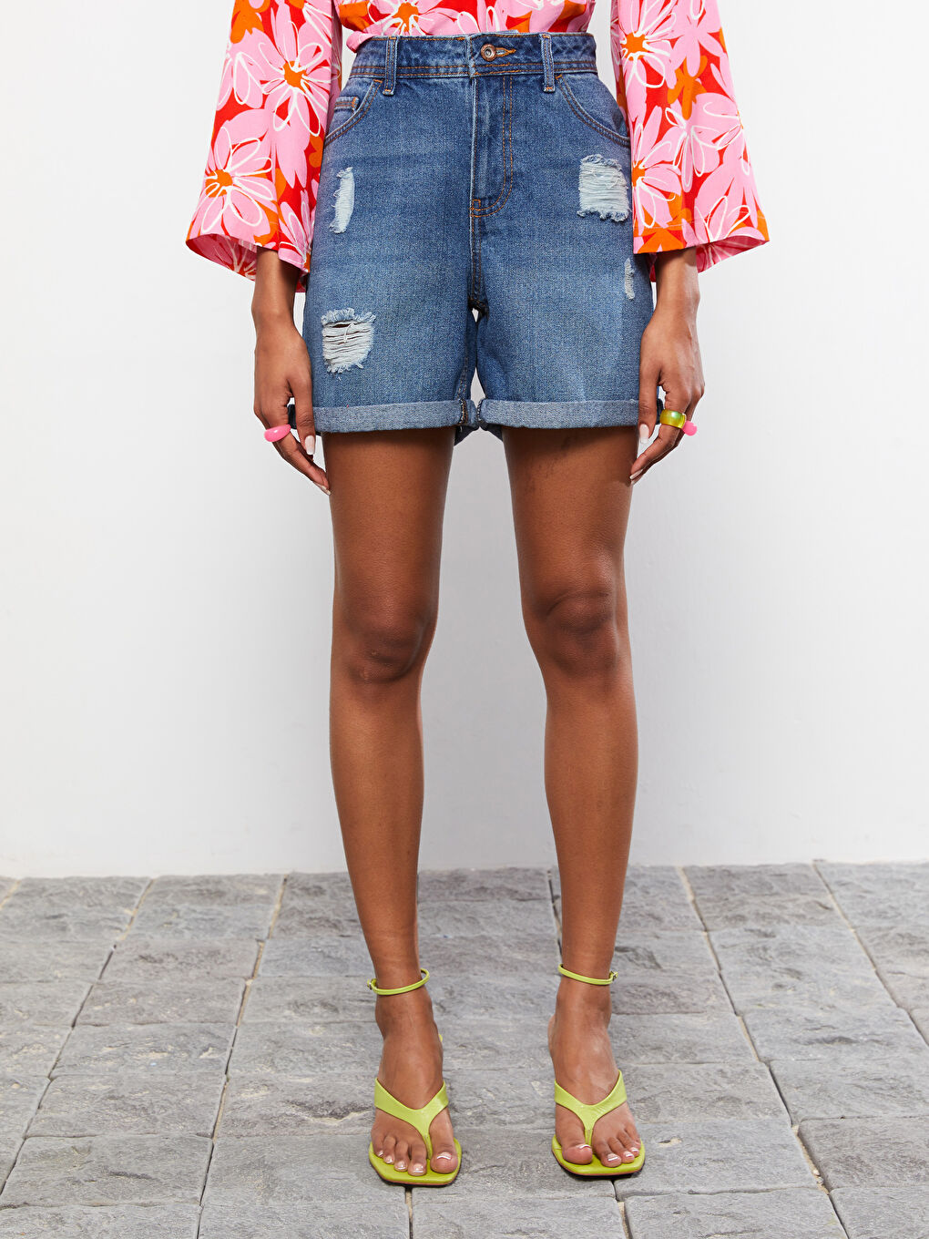 شورت جينز روديو بوسط عالي بقصة عادية وجيوب مستقيمة للسيدات-4