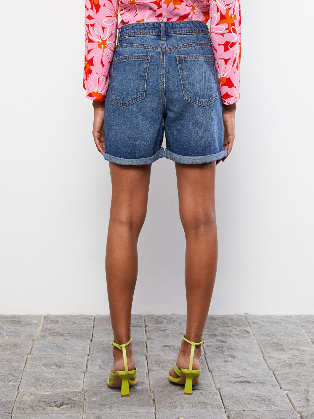 شورت جينز روديو بوسط عالي بقصة عادية وجيوب مستقيمة للسيدات-5