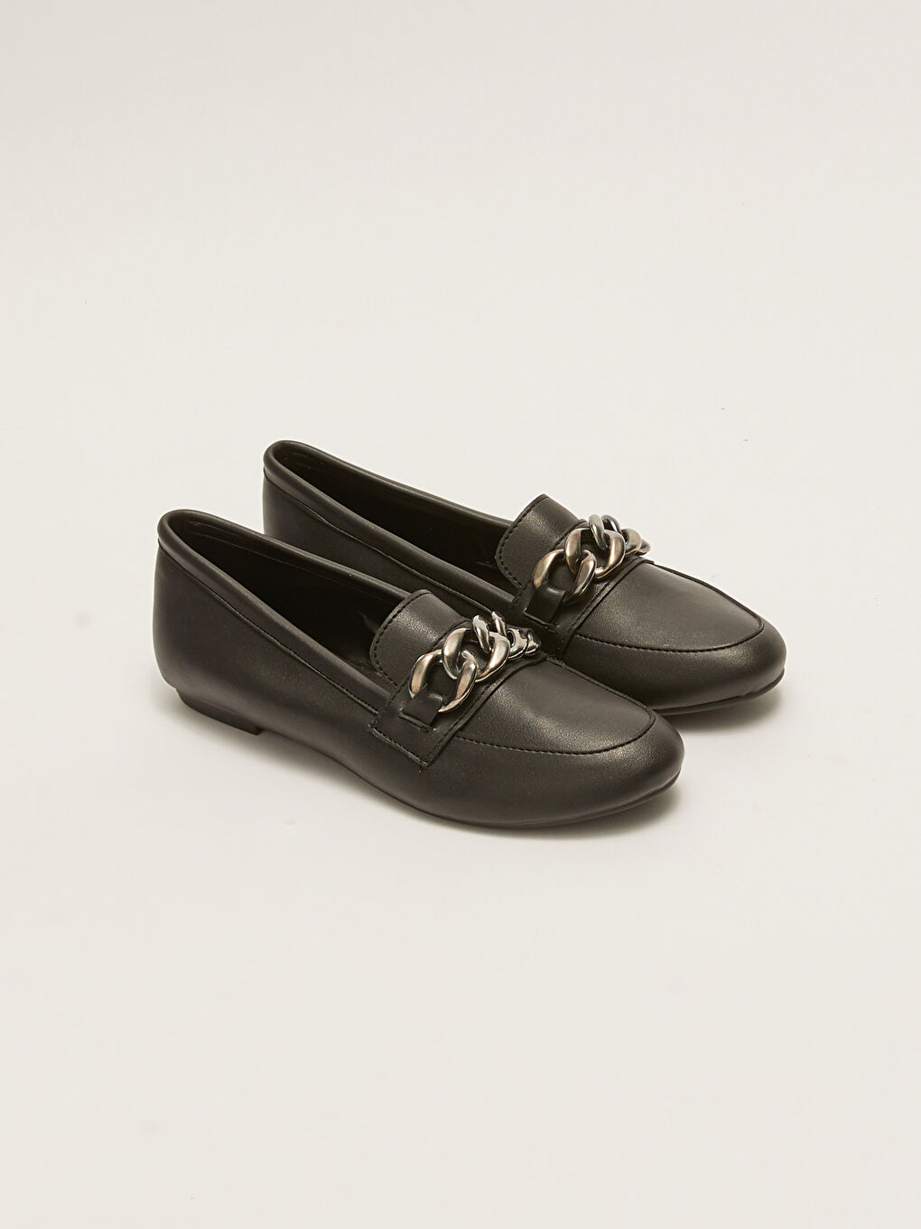 Siyah Deri Görünümlü Zincir Detaylı Kadın Loafer Ayakkabı