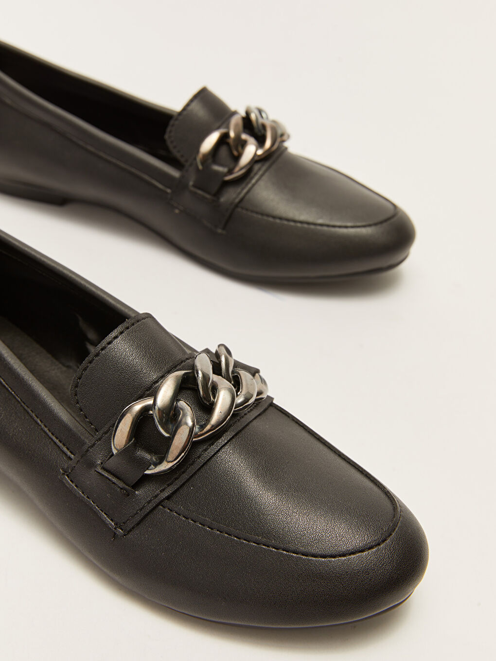 Siyah Deri Görünümlü Zincir Detaylı Kadın Loafer Ayakkabı-2