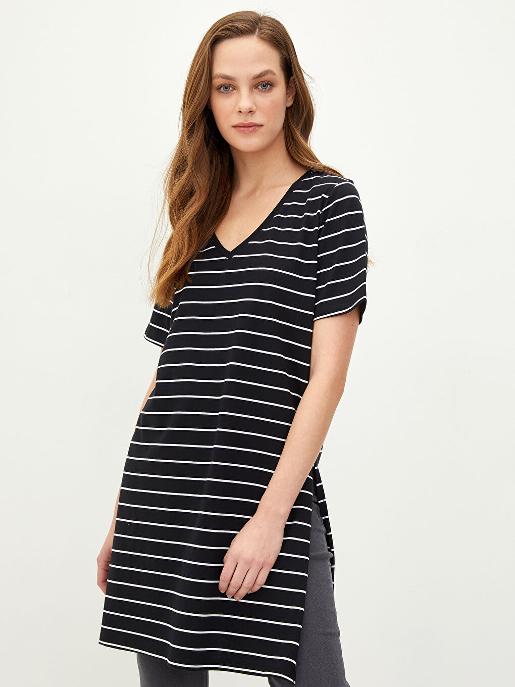 Siyah V Yaka Çizgili Kısa Kollu Pamuklu Kadın Tişört