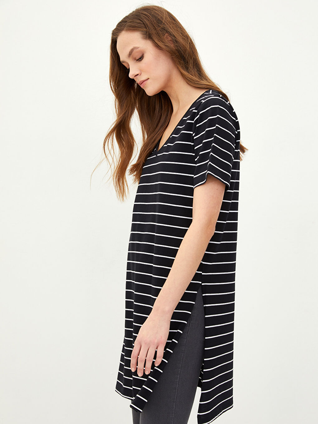 Siyah V Yaka Çizgili Kısa Kollu Pamuklu Kadın Tişört-1