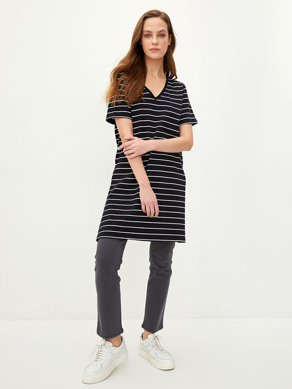 Siyah V Yaka Çizgili Kısa Kollu Pamuklu Kadın Tişört-2