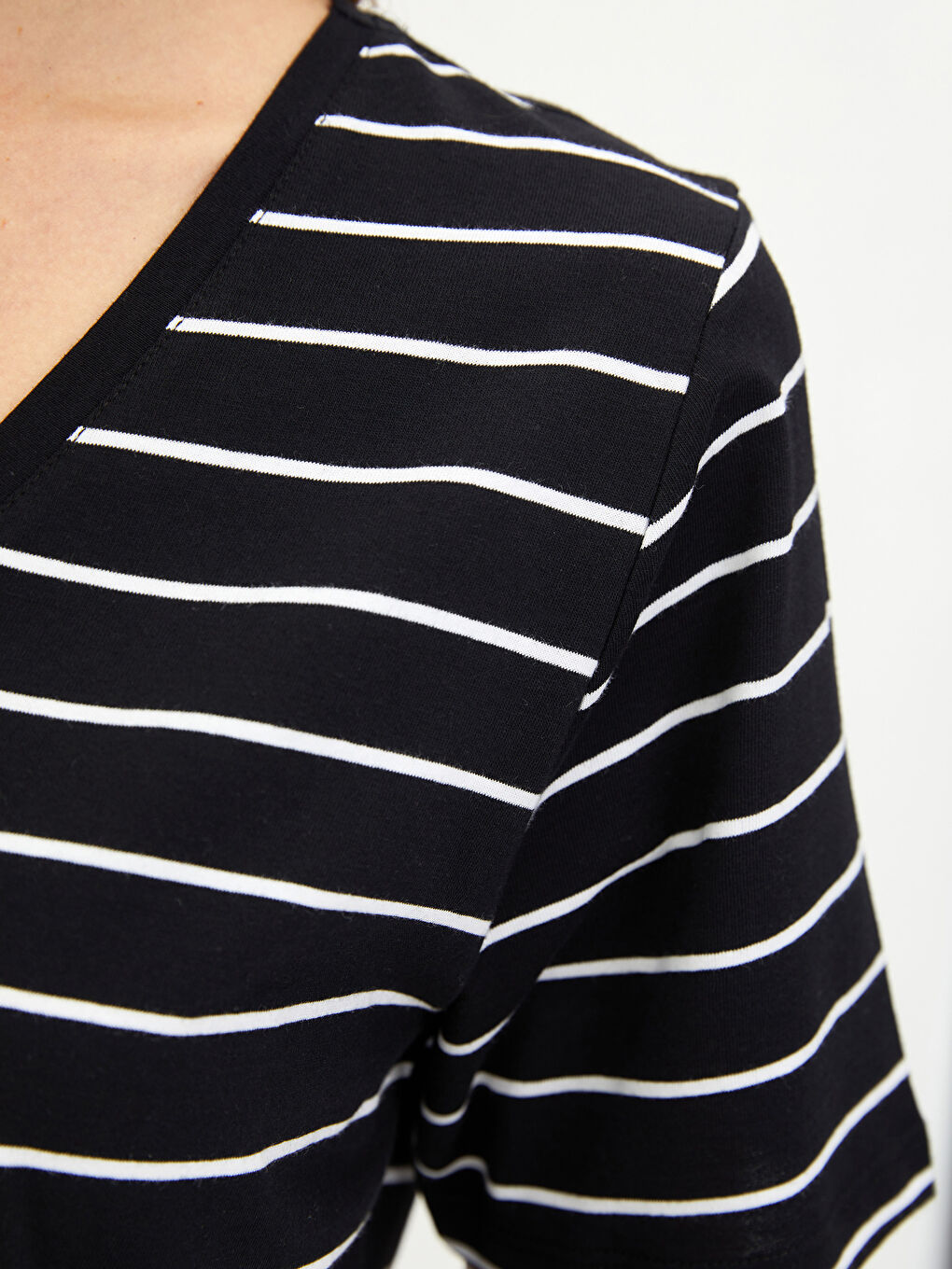 Siyah V Yaka Çizgili Kısa Kollu Pamuklu Kadın Tişört-3