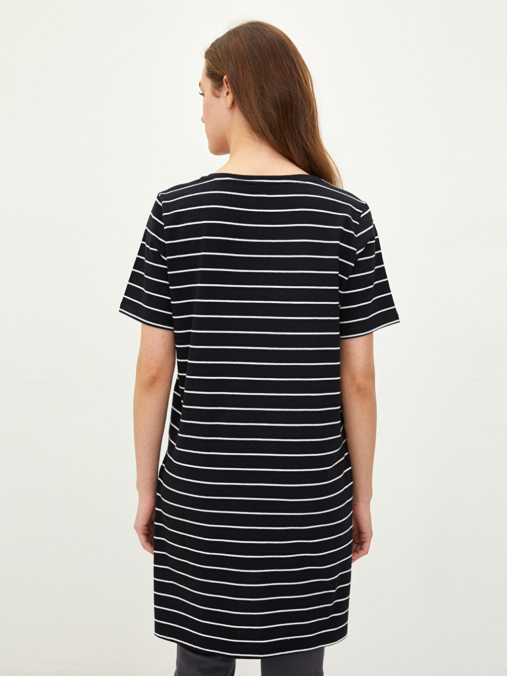 Siyah V Yaka Çizgili Kısa Kollu Pamuklu Kadın Tişört-4