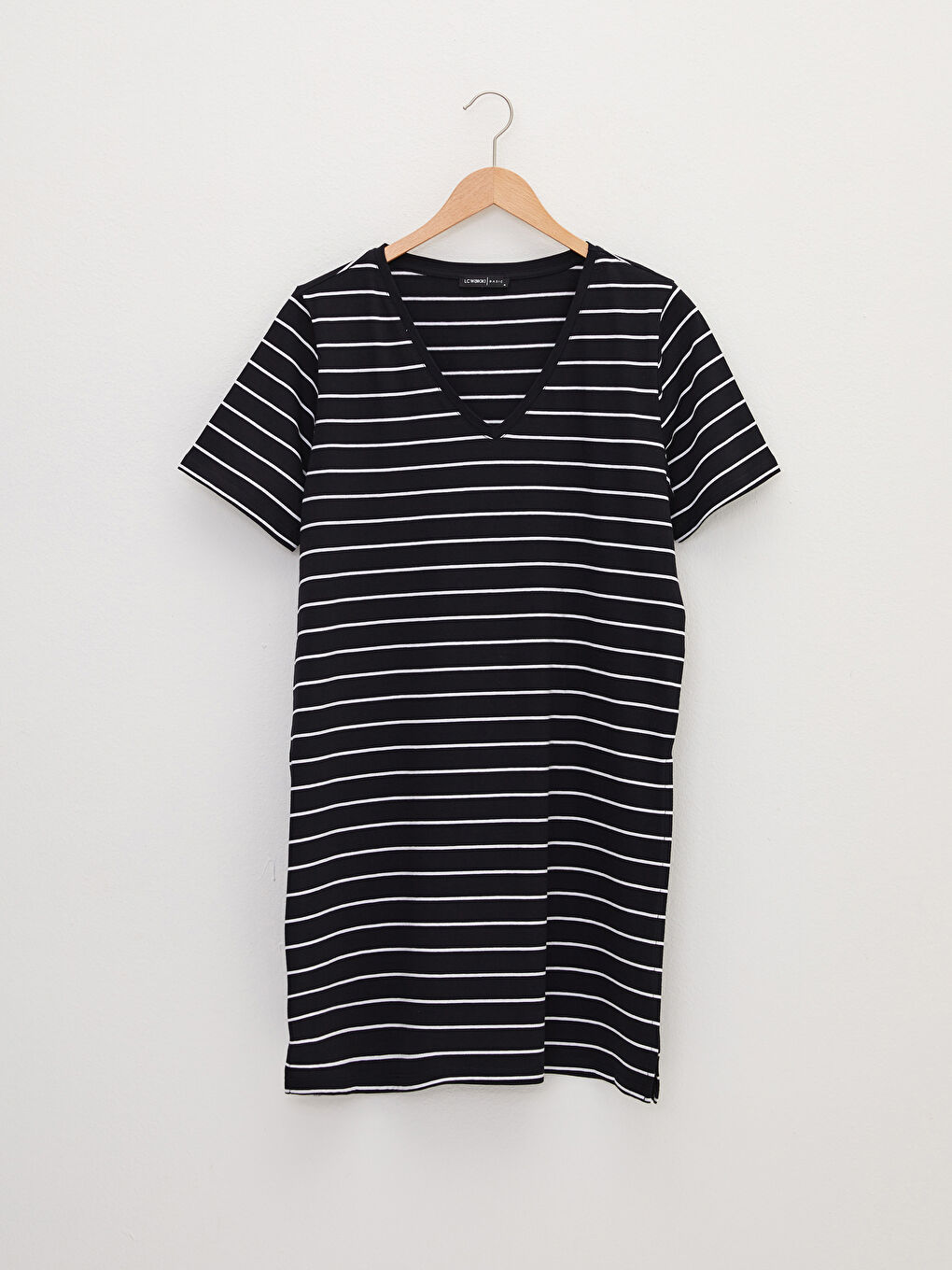 Siyah V Yaka Çizgili Kısa Kollu Pamuklu Kadın Tişört-5