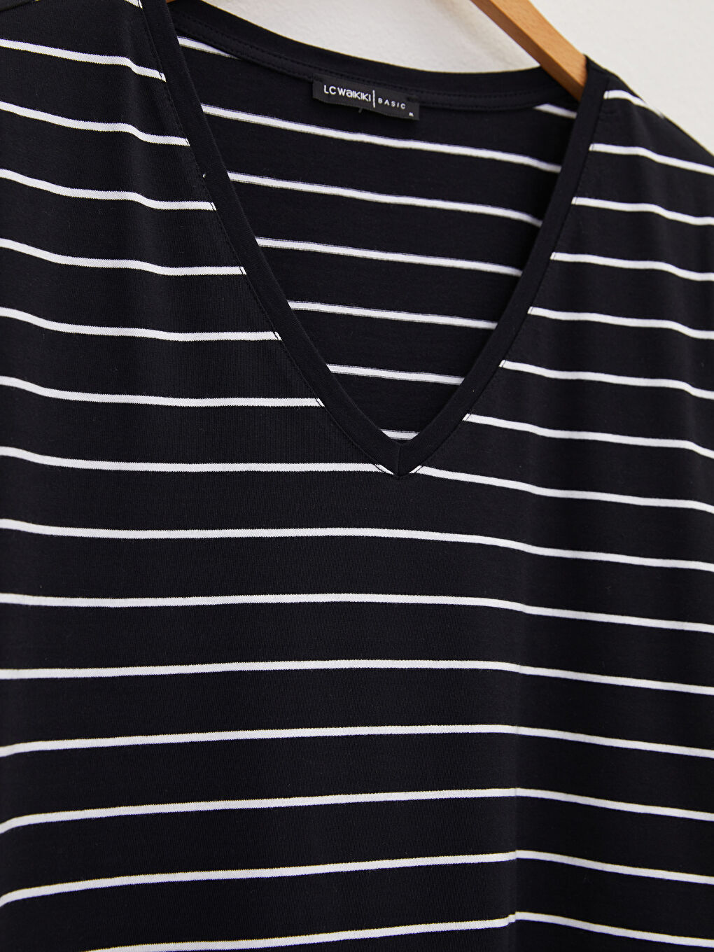 Siyah V Yaka Çizgili Kısa Kollu Pamuklu Kadın Tişört-6