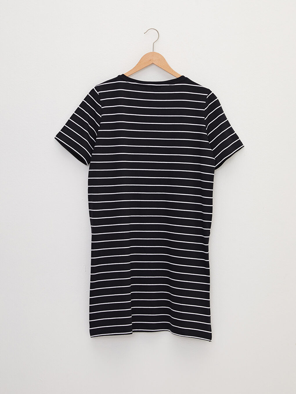 Siyah V Yaka Çizgili Kısa Kollu Pamuklu Kadın Tişört-7