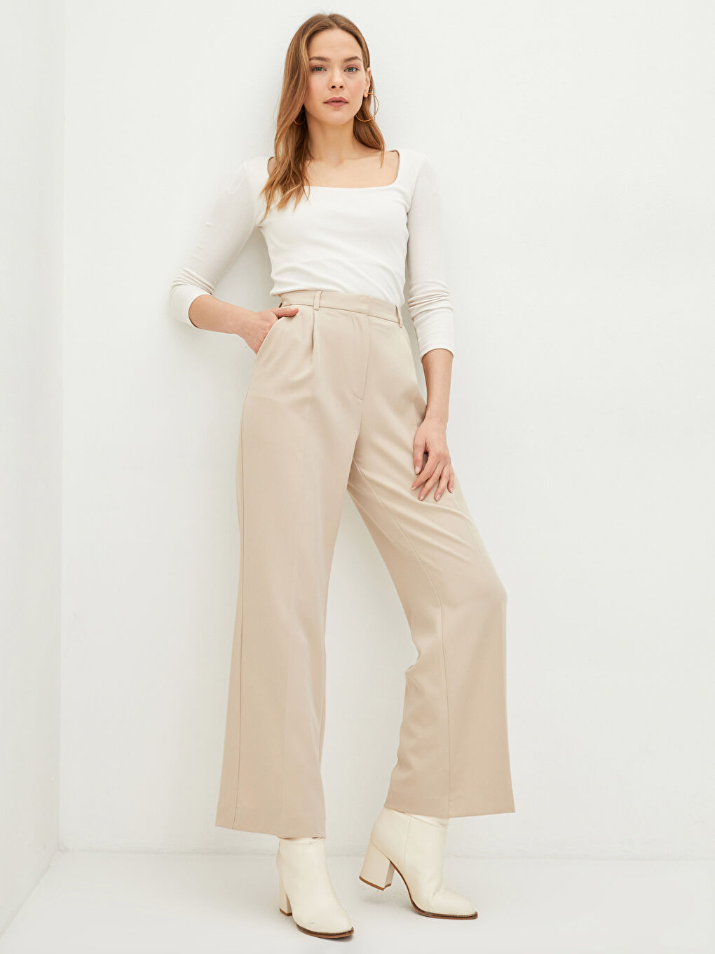 Bej Rahat Kalıp Düz Cep Detaylı Geniş Paça Kadın Pantolon-1