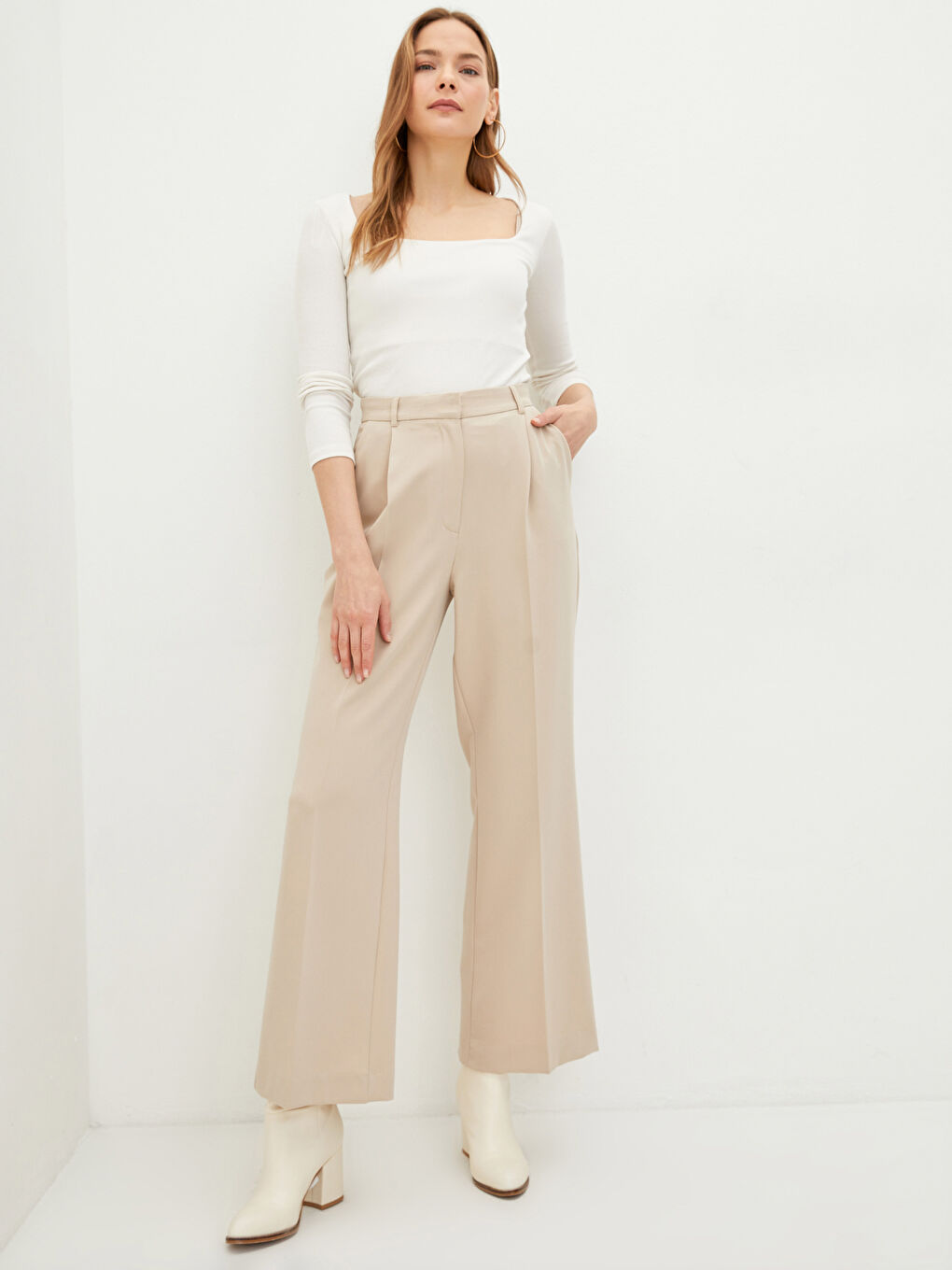 Bej Rahat Kalıp Düz Cep Detaylı Geniş Paça Kadın Pantolon-3