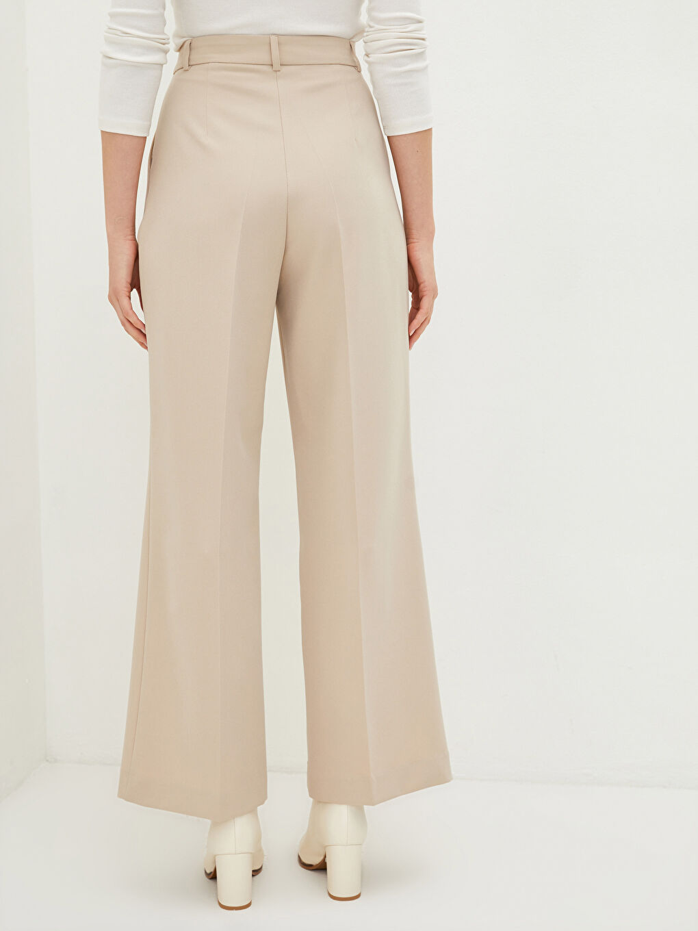 Bej Rahat Kalıp Düz Cep Detaylı Geniş Paça Kadın Pantolon-9