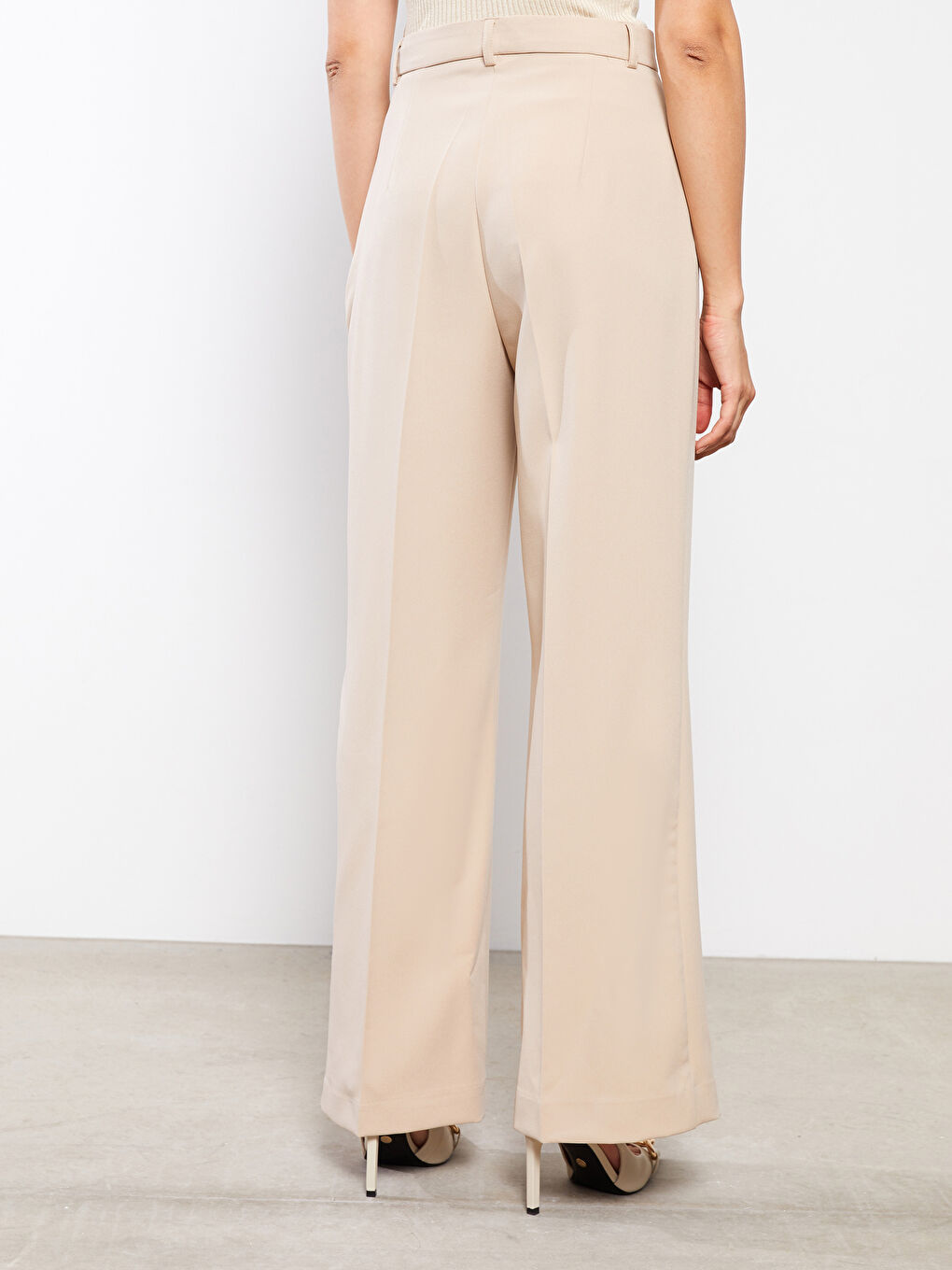 Bej Rahat Kalıp Düz Cep Detaylı Geniş Paça Kadın Pantolon-10