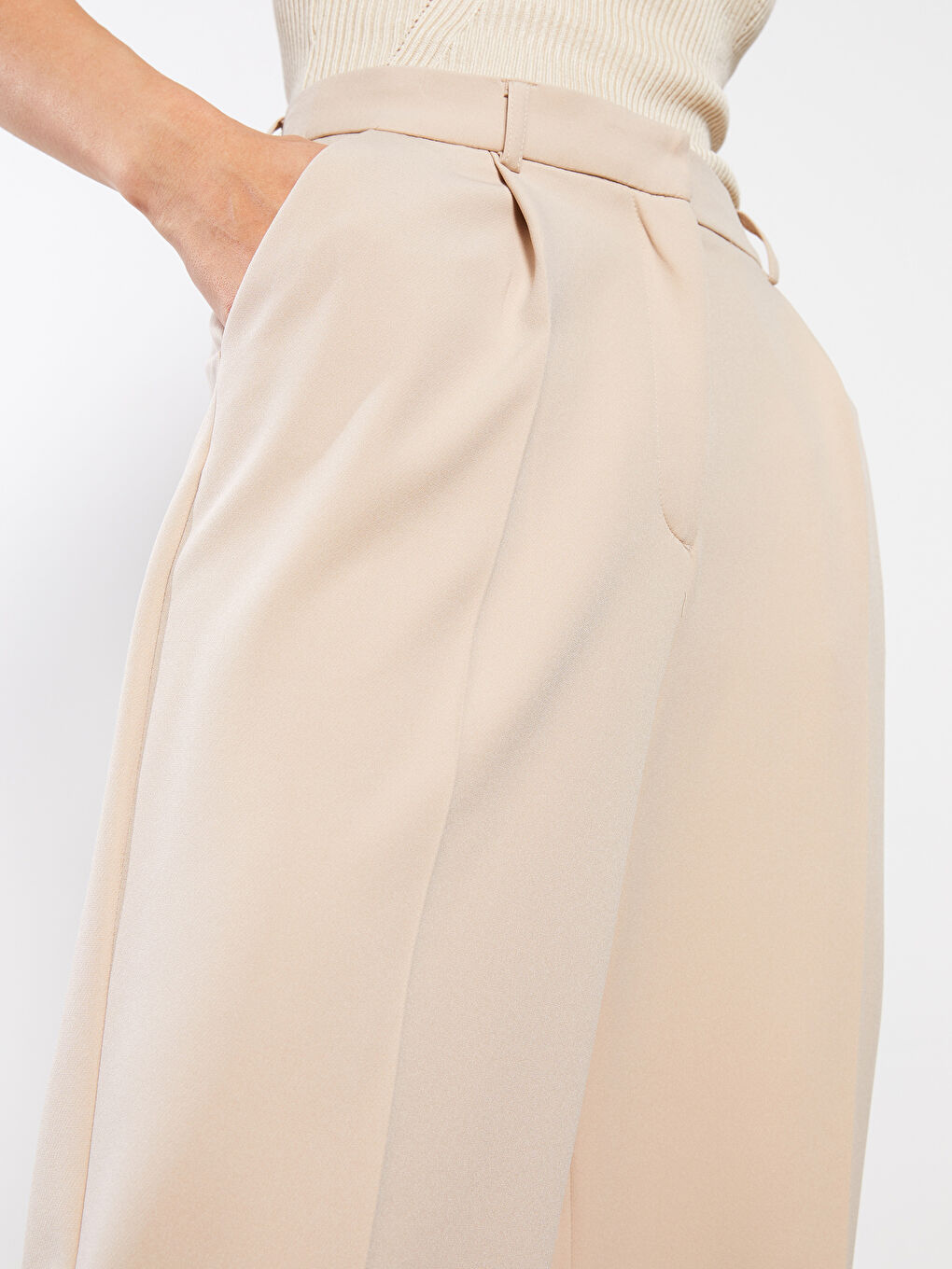 Bej Rahat Kalıp Düz Cep Detaylı Geniş Paça Kadın Pantolon-6