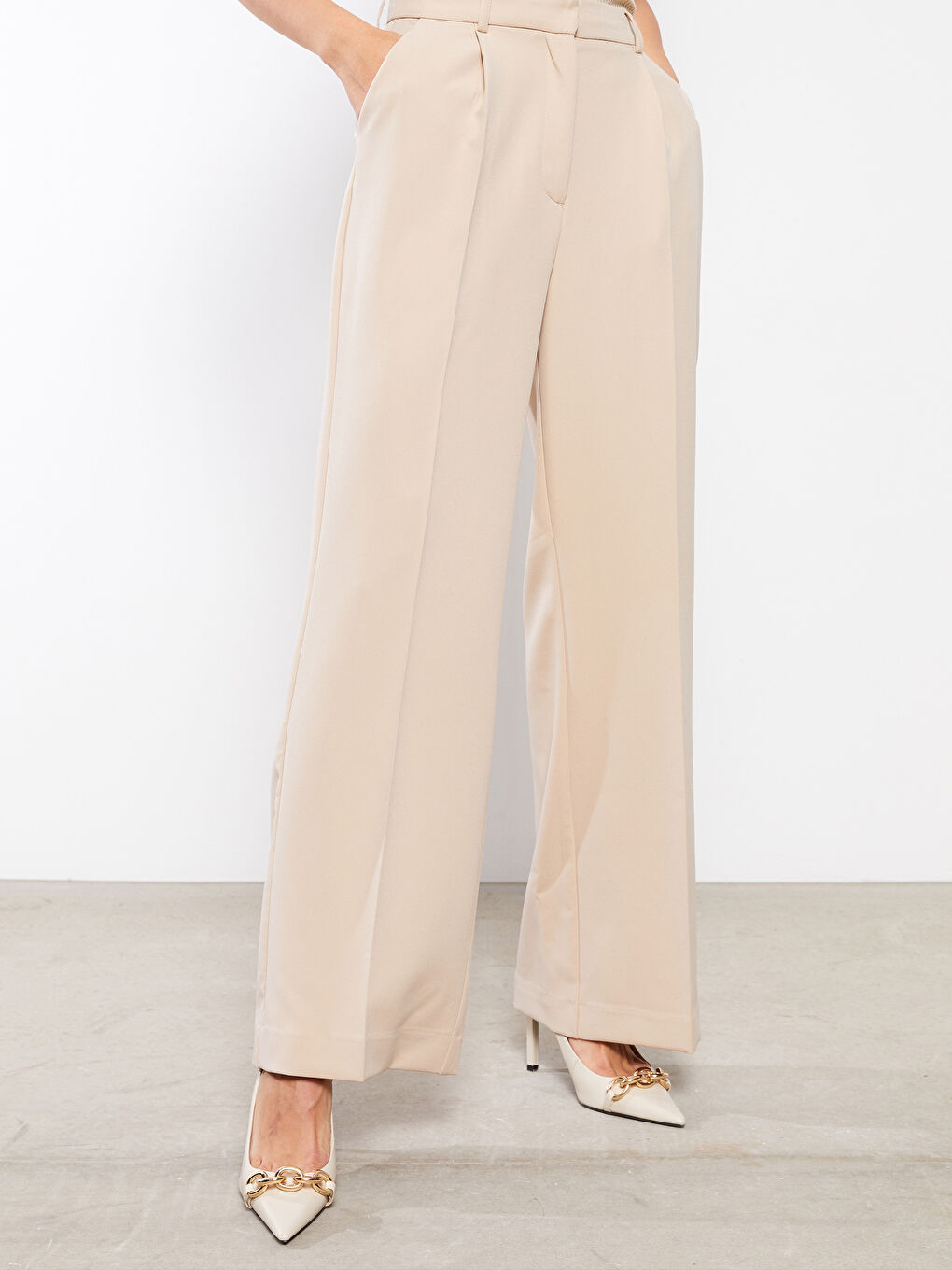 Bej Rahat Kalıp Düz Cep Detaylı Geniş Paça Kadın Pantolon-8