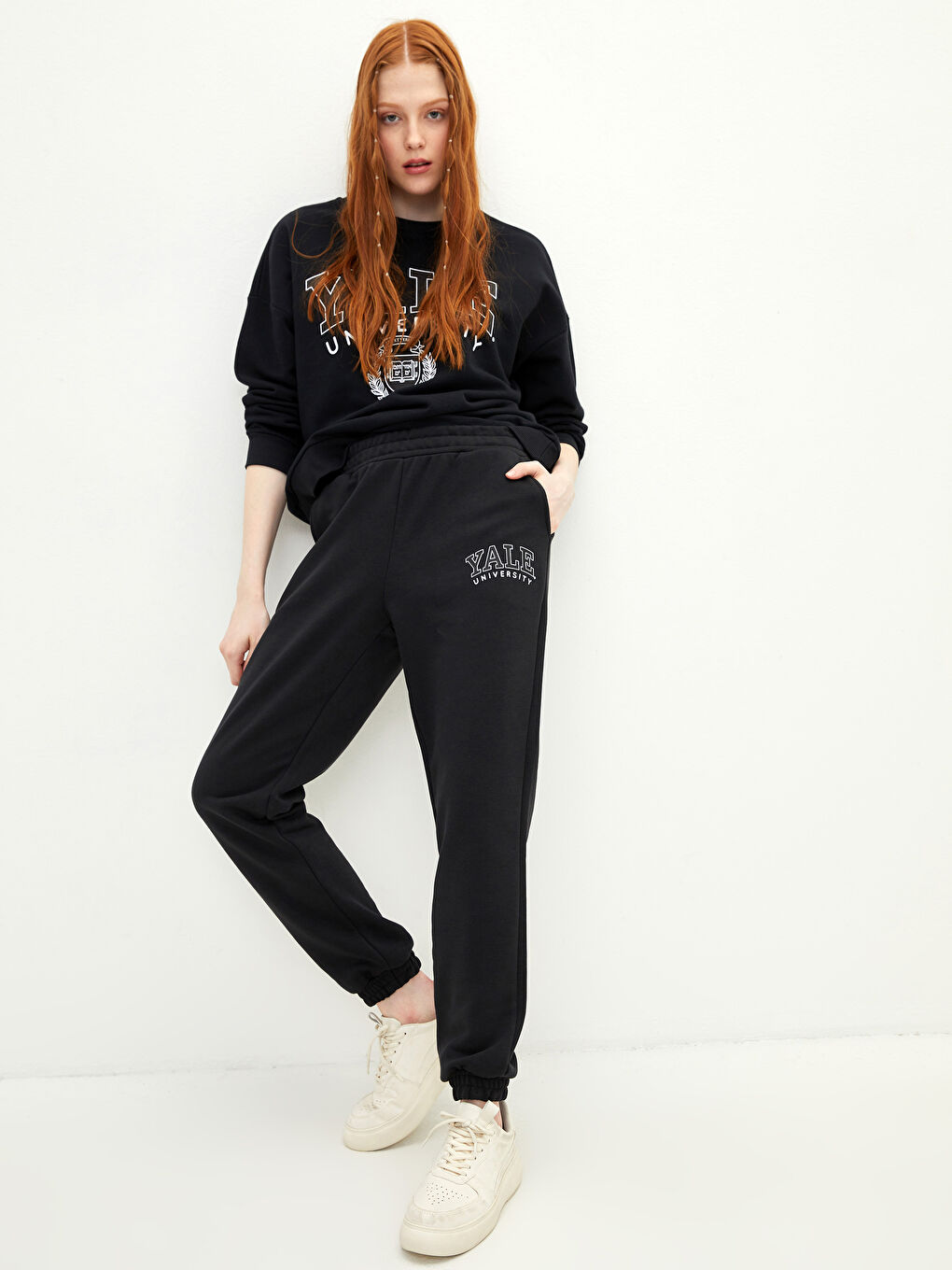 بنطلون رياضي بخصر مطاطي مطبوع نص للسيدات