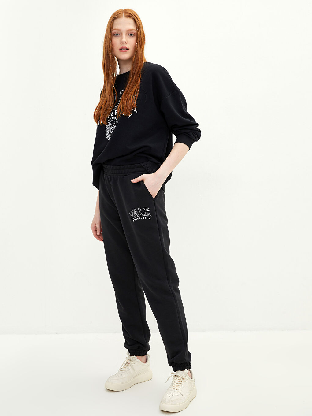 بنطلون رياضي بخصر مطاطي مطبوع نص للسيدات-1