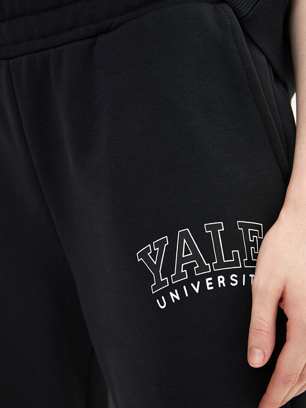 بنطلون رياضي بخصر مطاطي مطبوع نص للسيدات-2