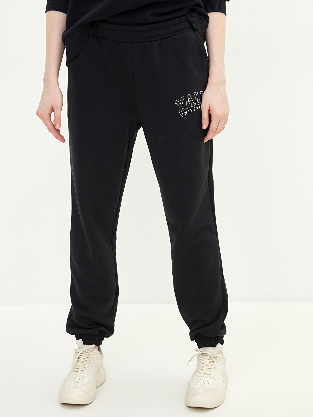 بنطلون رياضي بخصر مطاطي مطبوع نص للسيدات-3