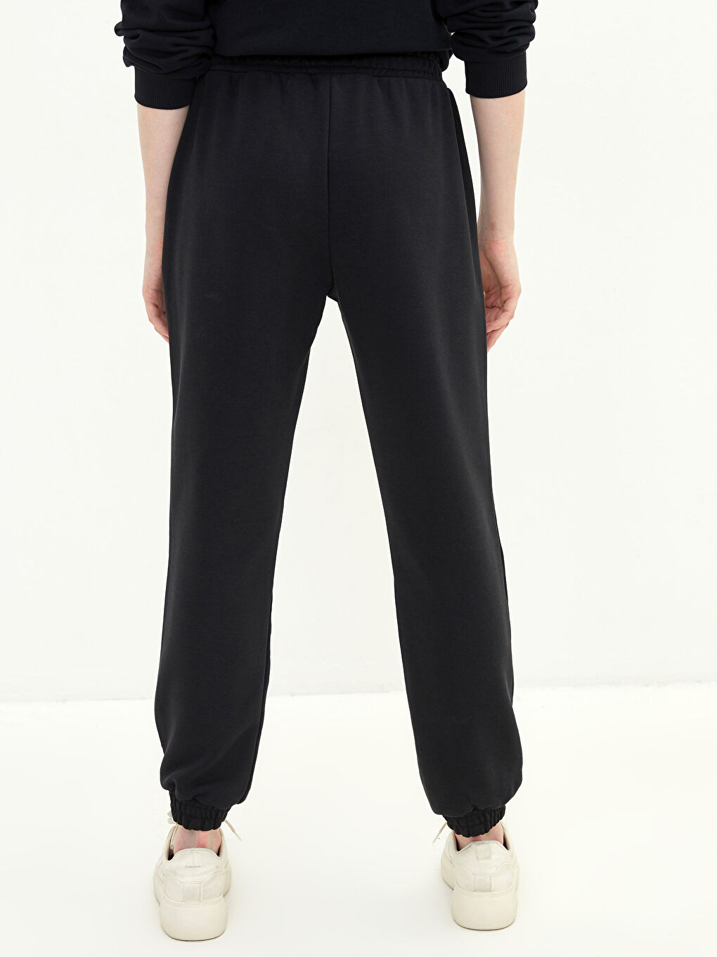 بنطلون رياضي بخصر مطاطي مطبوع نص للسيدات-4