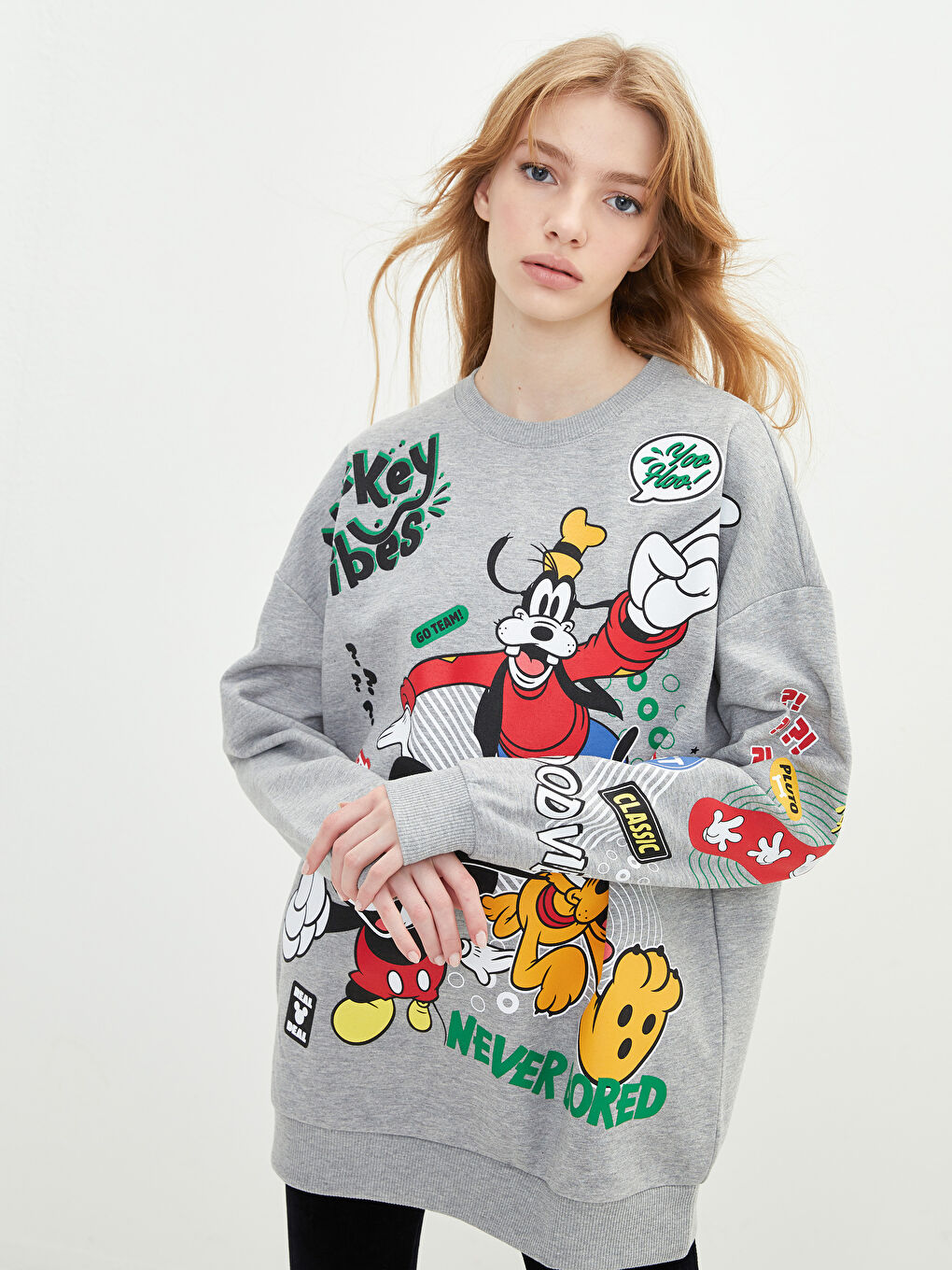 Gri Bisiklet Yaka Mickey Mouse Baskılı Uzun Kollu Kadın Sweatshirt-1