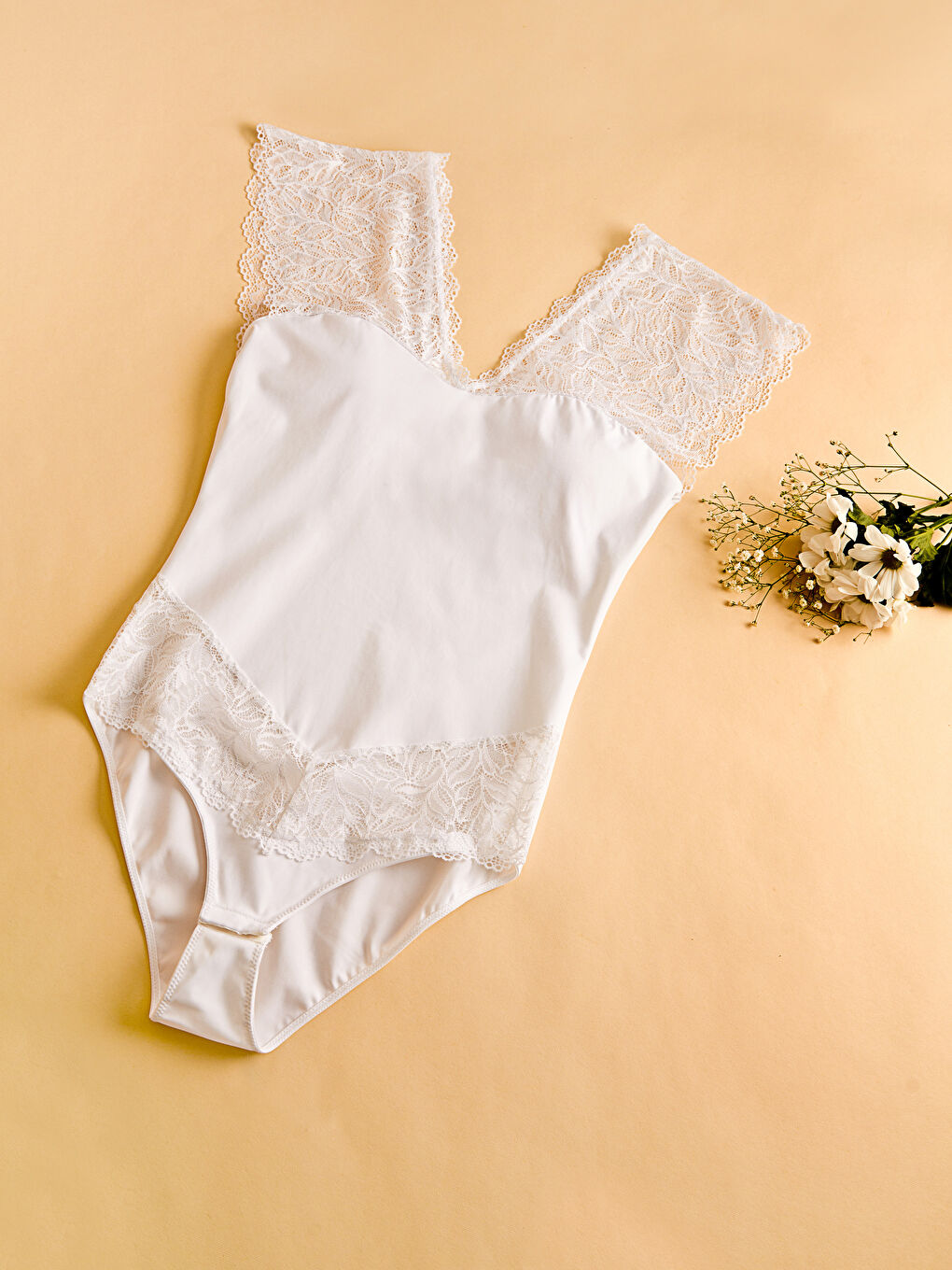 LCW DREAM Beyaz V Yaka Nakışlı Bride Çıtçıtlı Body