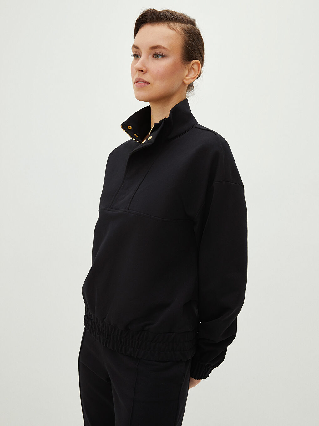 Siyah Dik Yaka Düz Uzun Kollu Kadın Sweatshirt