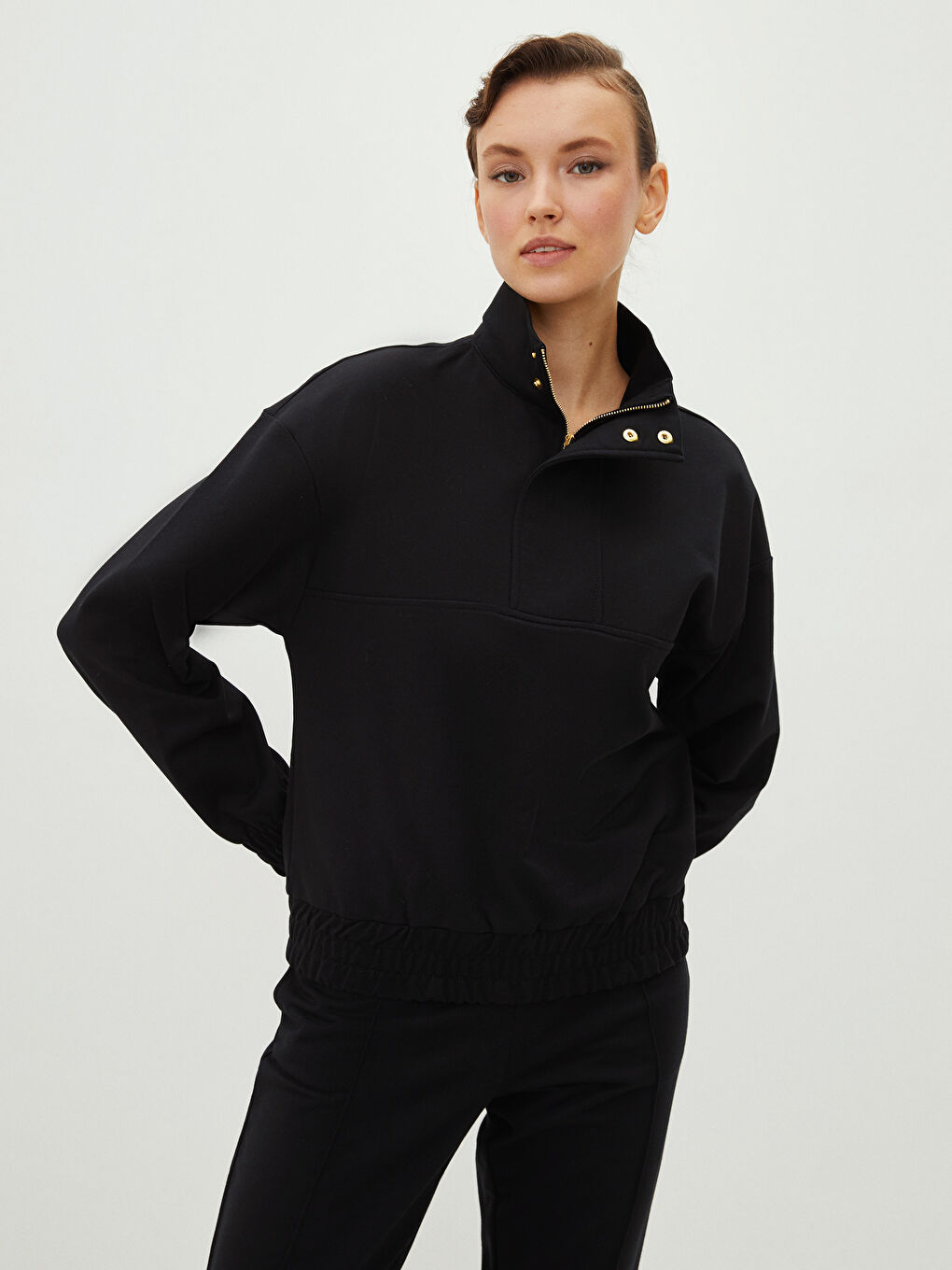 Siyah Dik Yaka Düz Uzun Kollu Kadın Sweatshirt-1