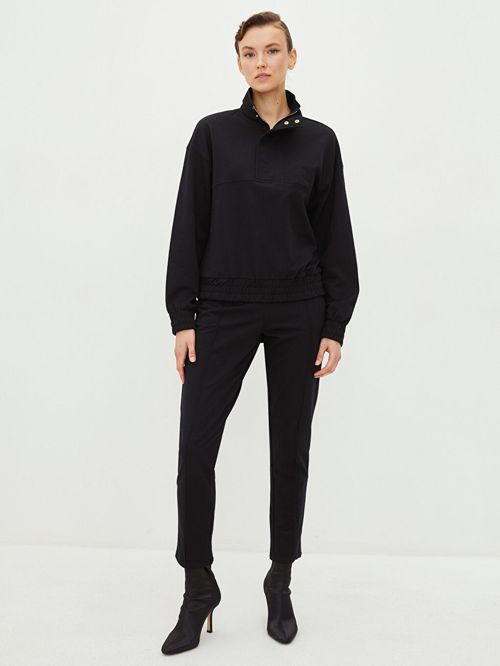 Siyah Dik Yaka Düz Uzun Kollu Kadın Sweatshirt-2