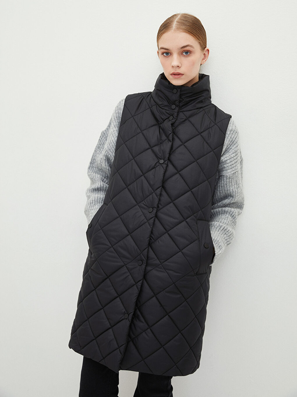 Siyah Dik Yaka Kapitone Desenli Kadın Yelek-1