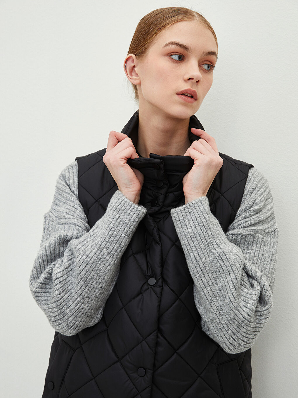 Siyah Dik Yaka Kapitone Desenli Kadın Yelek-2