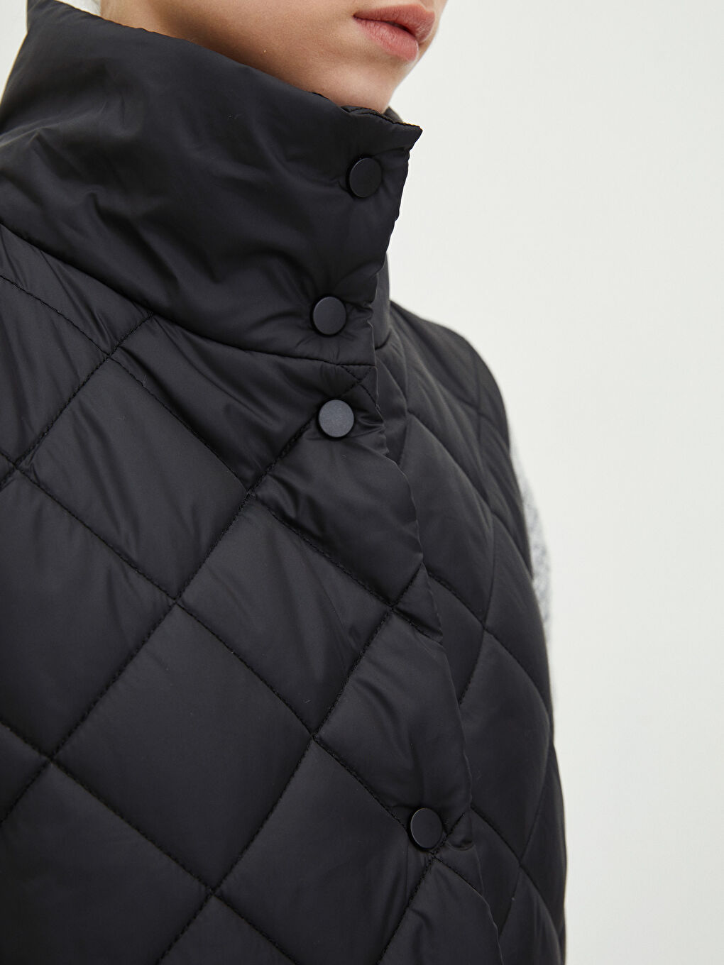 Siyah Dik Yaka Kapitone Desenli Kadın Yelek-3