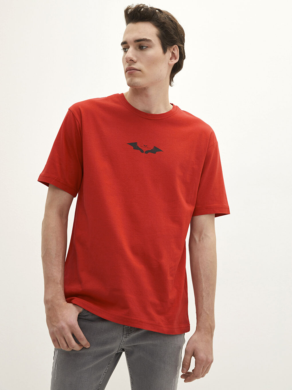 Kırmızı Bisiklet Yaka Kısa Kollu Batman Baskılı Penye Erkek Tişört-1