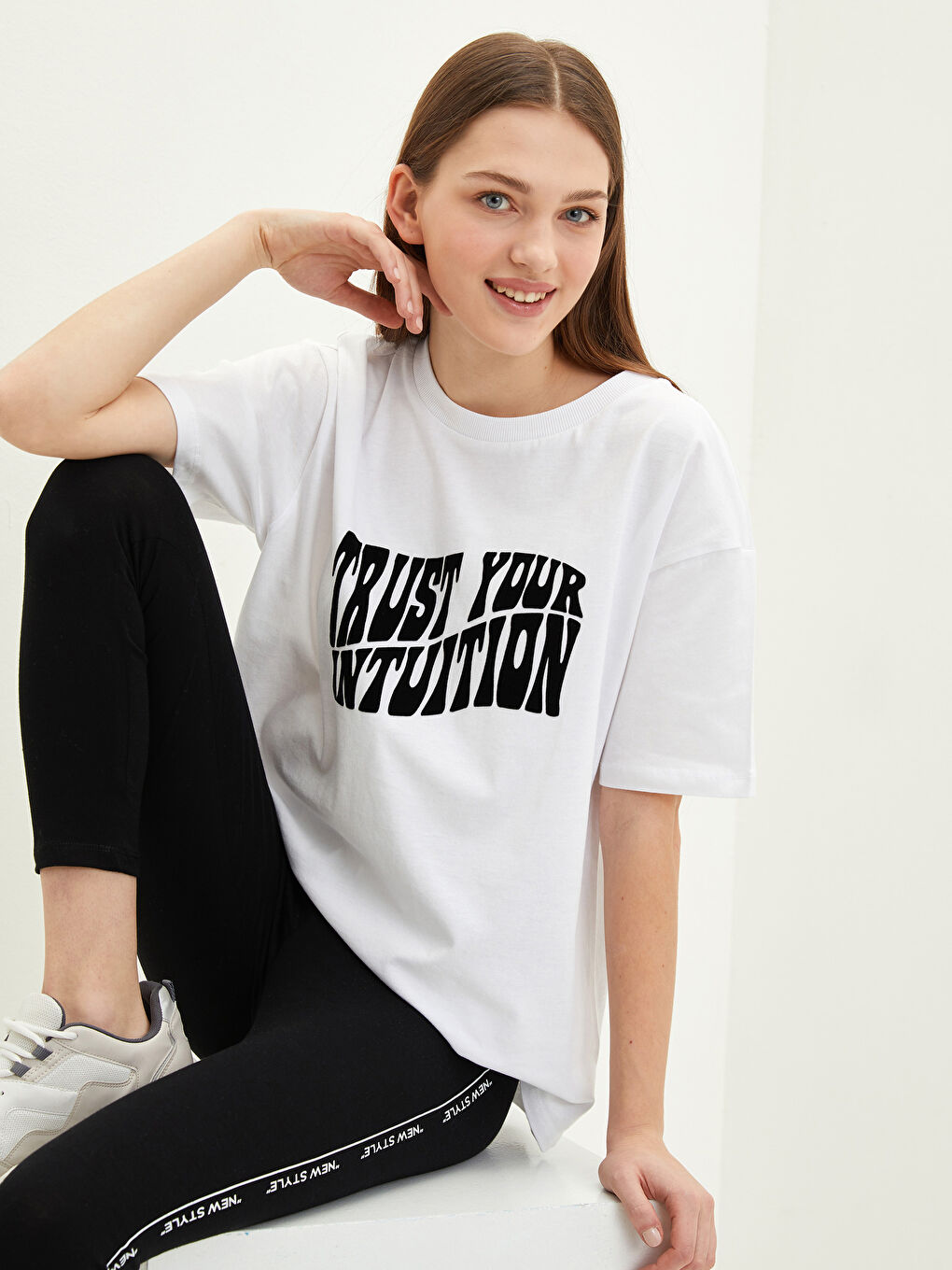 Beyaz Bisiklet Yaka Yazı Baskılı Kısa Kollu Pamuklu Kadın Tişört-1