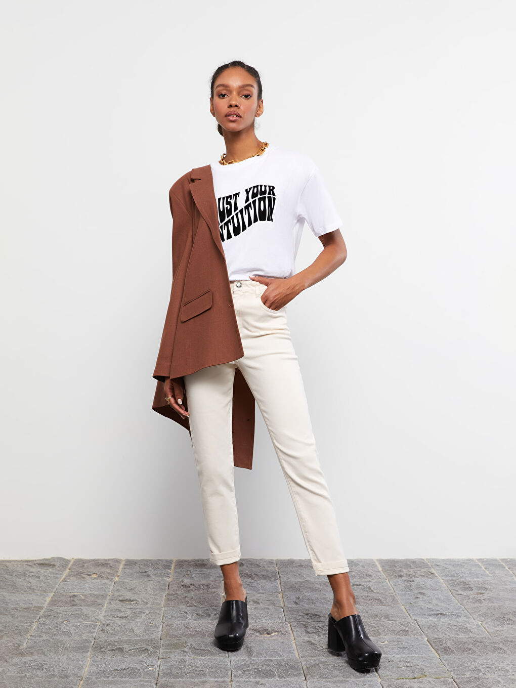 Beyaz Bisiklet Yaka Yazı Baskılı Kısa Kollu Pamuklu Kadın Tişört