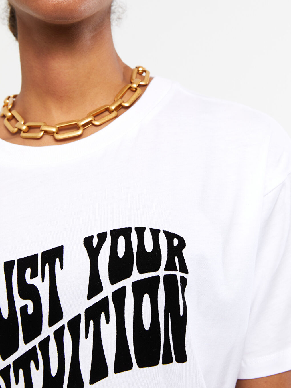 Beyaz Bisiklet Yaka Yazı Baskılı Kısa Kollu Pamuklu Kadın Tişört-6