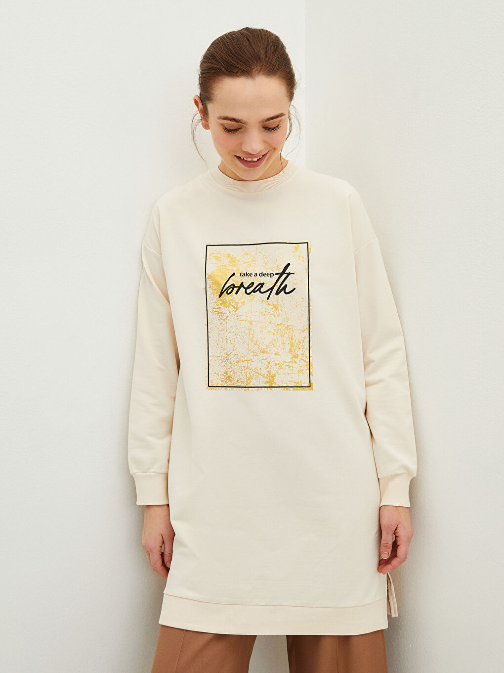 Ekru Bisiklet Yaka Baskılı Uzun Kollu Oversize Kadın Sweatshirt Tunik-1