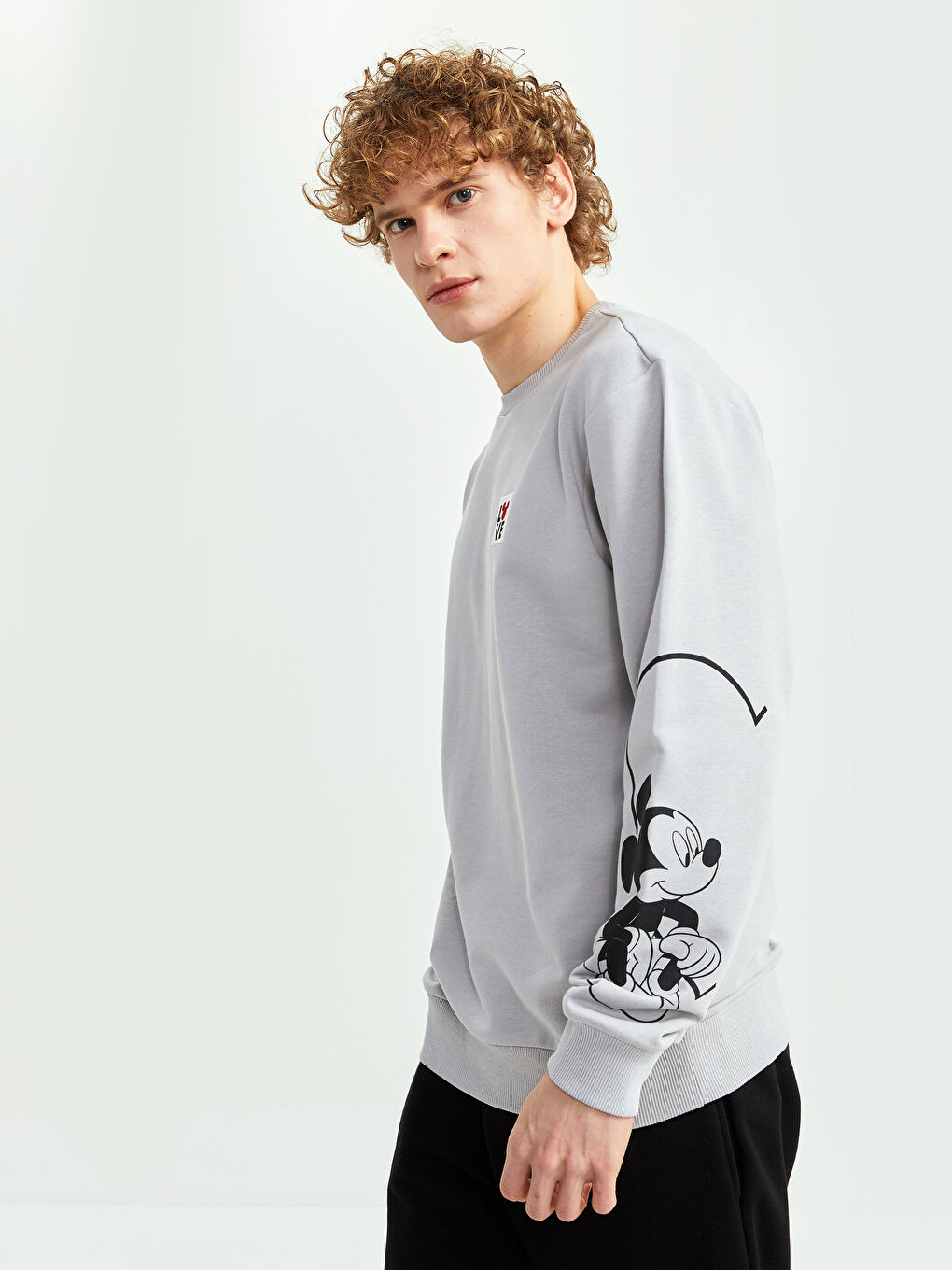 Gri Bisiklet Yaka Uzun Kollu Mickey Mouse Baskılı Erkek Sweatshirt-1