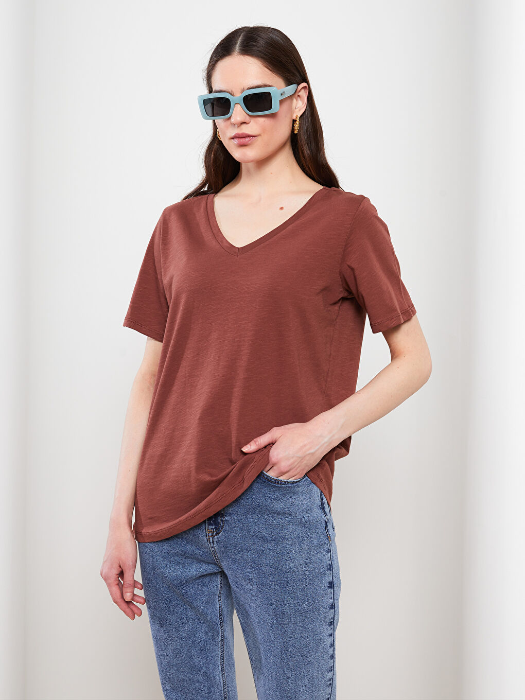 Kahverengi V Yaka Düz Kısa Kollu Kadın Pamuklu Tişört-1
