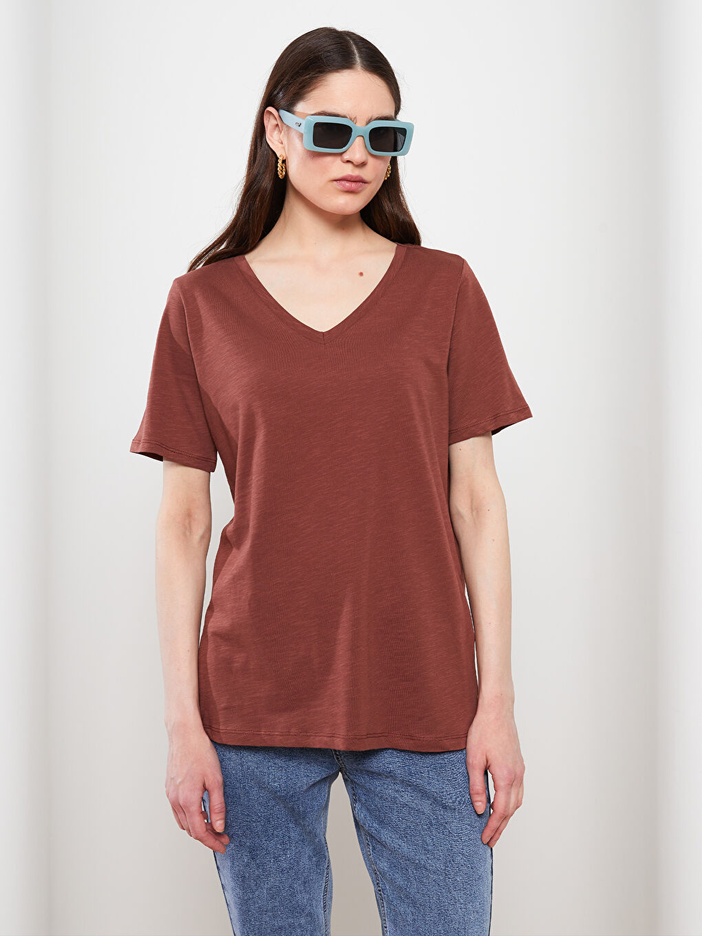 Kahverengi V Yaka Düz Kısa Kollu Kadın Pamuklu Tişört-2