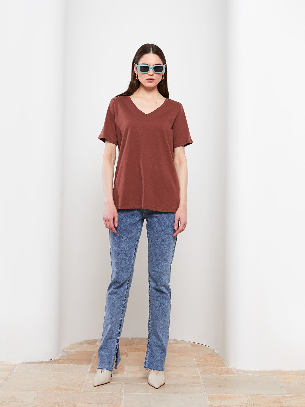 Kahverengi V Yaka Düz Kısa Kollu Kadın Pamuklu Tişört-3