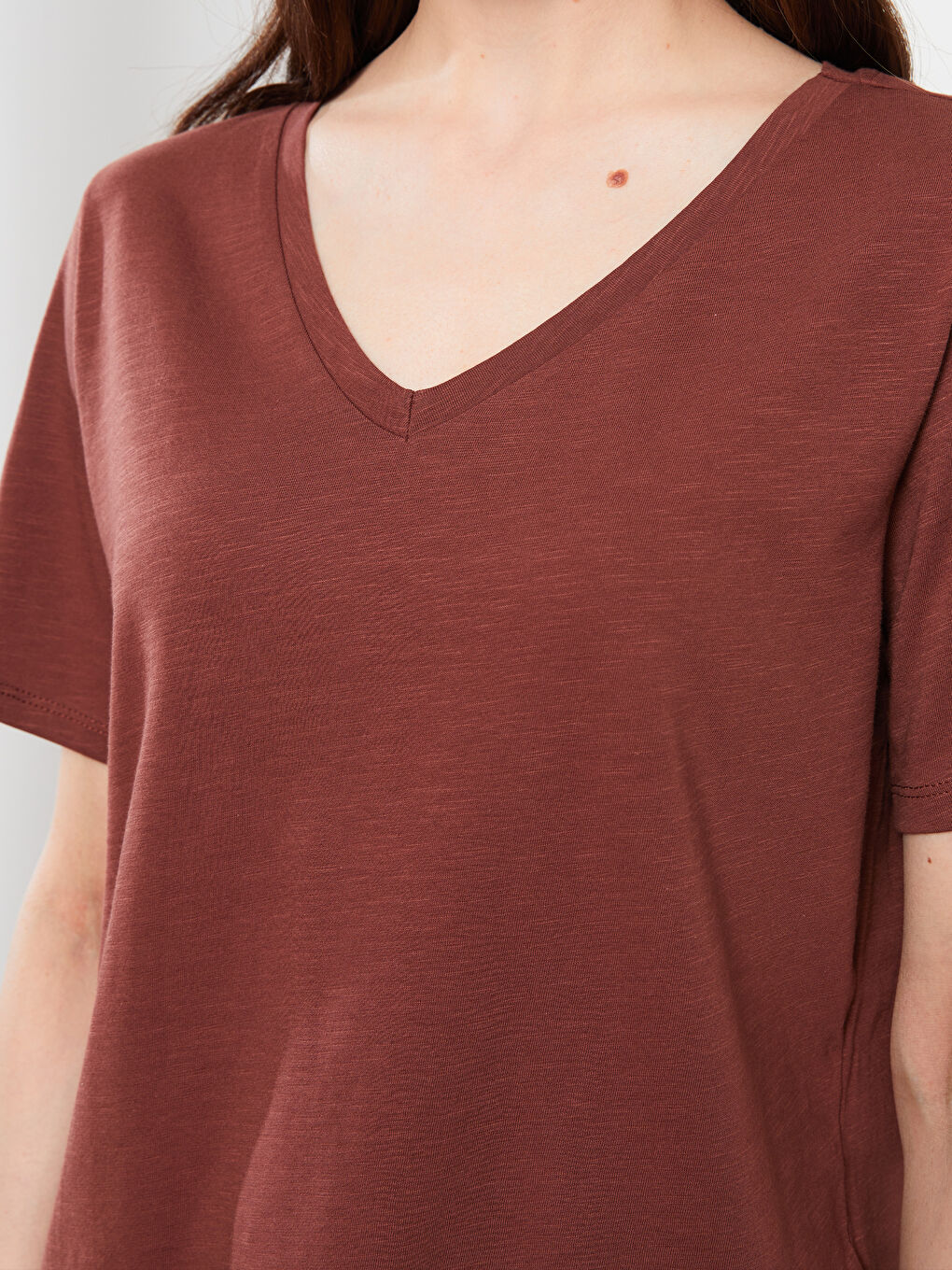 Kahverengi V Yaka Düz Kısa Kollu Kadın Pamuklu Tişört-4