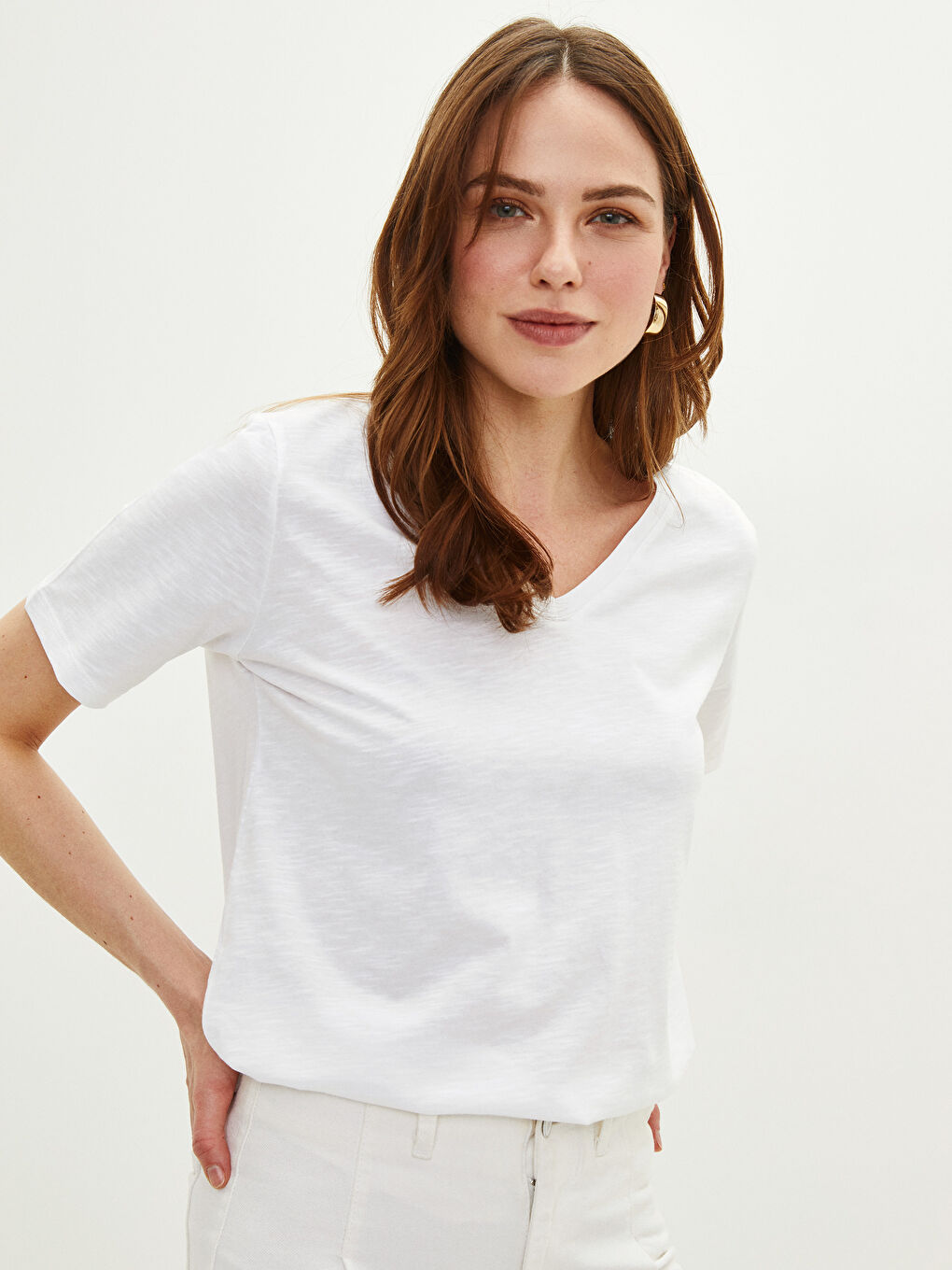 تي شيرت قطن ياقة على شكل حرف V كم قصير للسيدات