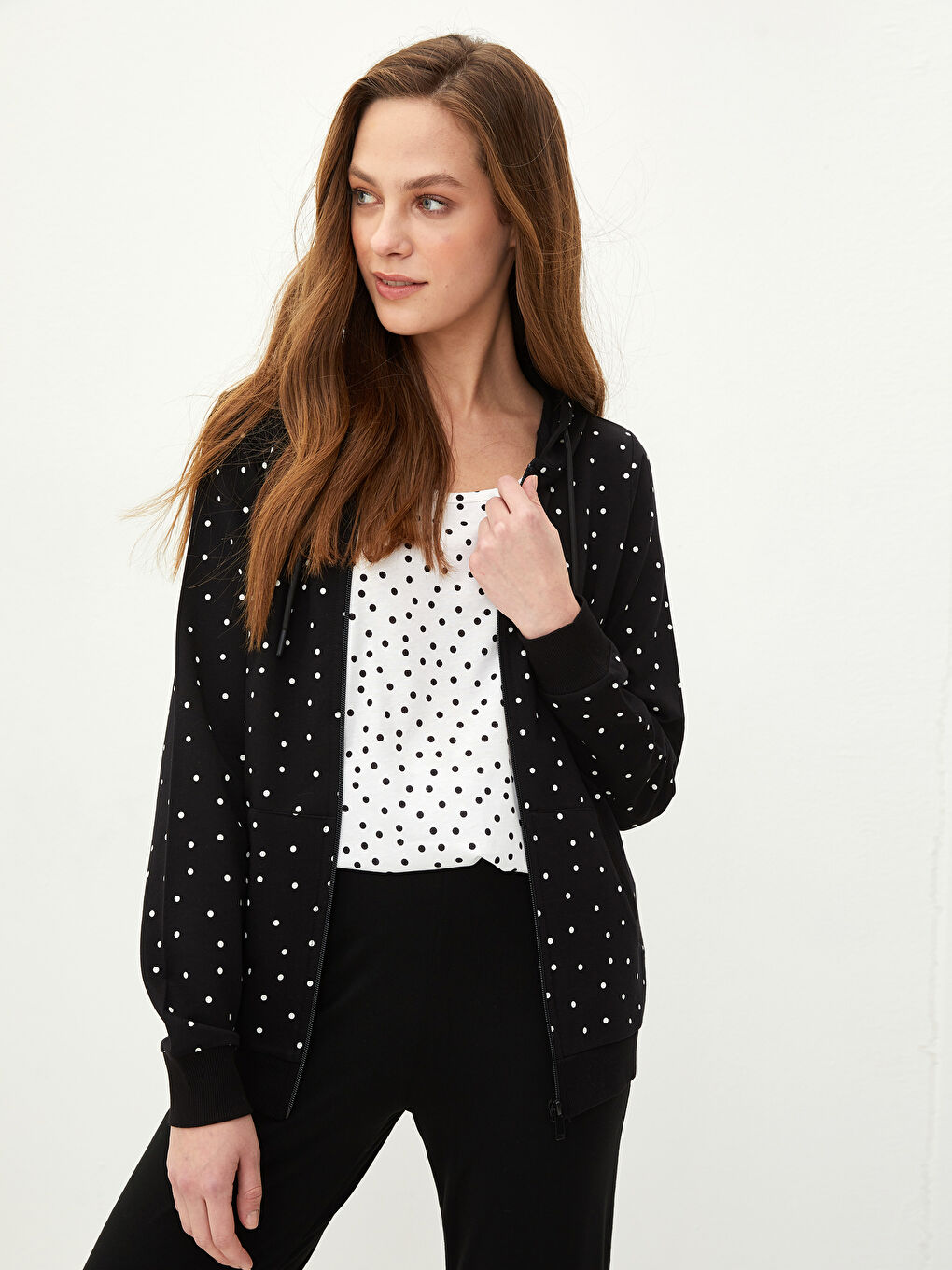 Siyah Kapüşonlu Puantiyeli Uzun Kollu Pamuklu Kadın Spor Hırka