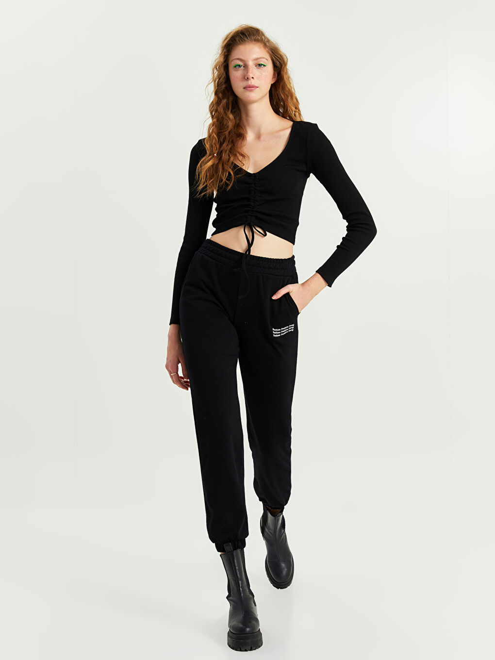 Siyah V Yaka Büzgü Detaylı Uzun Kollu Kadın Crop-1