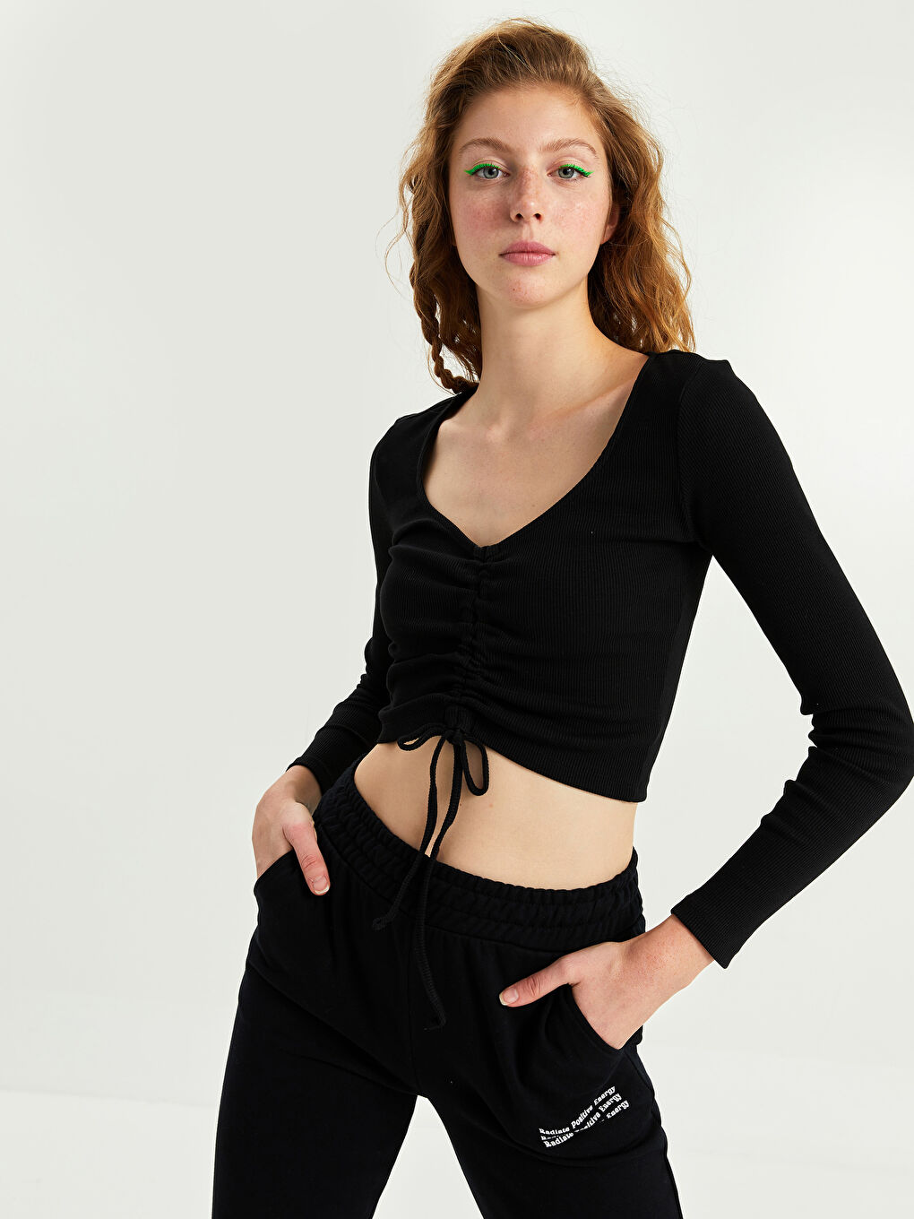 Siyah V Yaka Büzgü Detaylı Uzun Kollu Kadın Crop-2