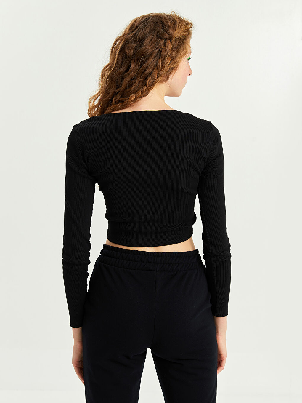 Siyah V Yaka Büzgü Detaylı Uzun Kollu Kadın Crop-4