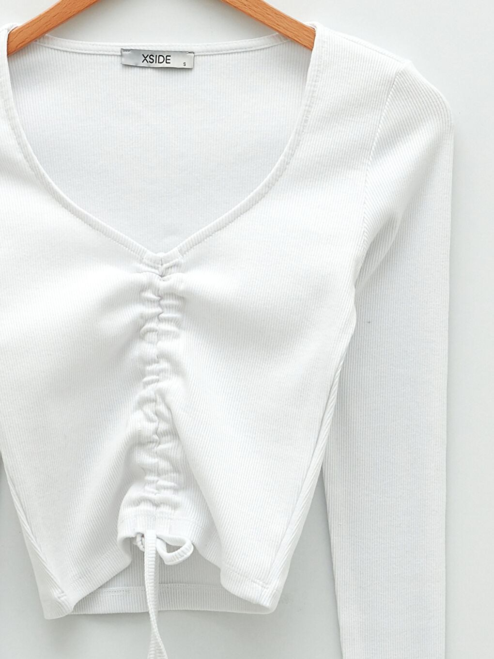 Beyaz V Yaka Büzgü Detaylı Uzun Kollu Kadın Crop-7